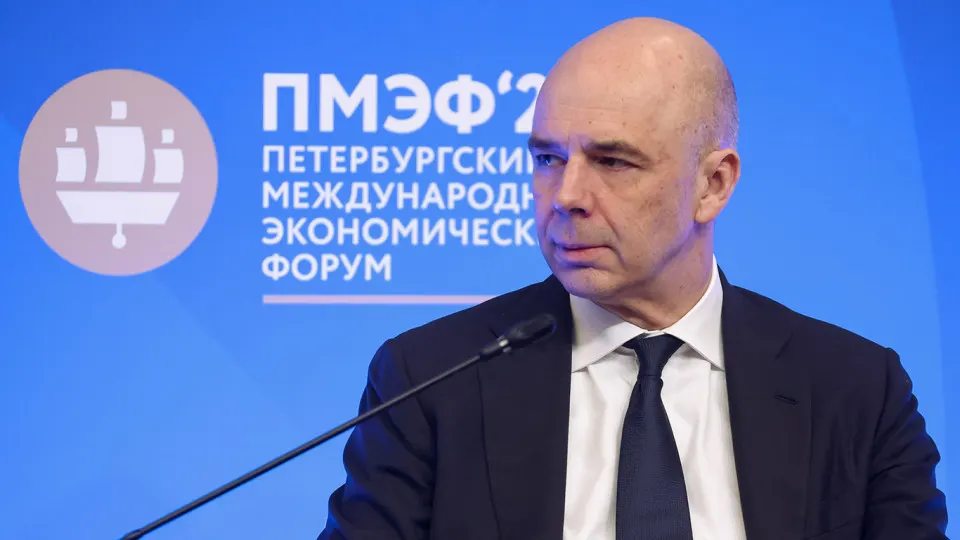В оперативном докладе Счётной палаты указывают, что по предварительной оценке годовые доходы федерального бюджета могут составить 38,2 трлн рублей — это на 2,1 трлн (5,2%) меньше, чем предусмотрено законом. Основные причины — падение нефтегазовых поступлений и укрепление рубля.