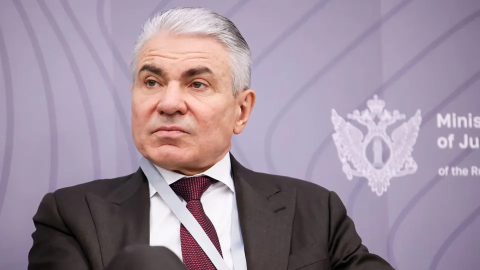 Заместитель министра юстиции предложил обязать крупнейших разработчиков и владельцев нейросетей устанавливать фильтры, защищающие суверенитет и предотвращающие «вредоносную» деятельность, и ввести административную, уголовную и финансовую ответственность. Ранее были инициативы по созданию «суверенных» моделей ИИ, а проект Минцифры встречал критику бизнеса.