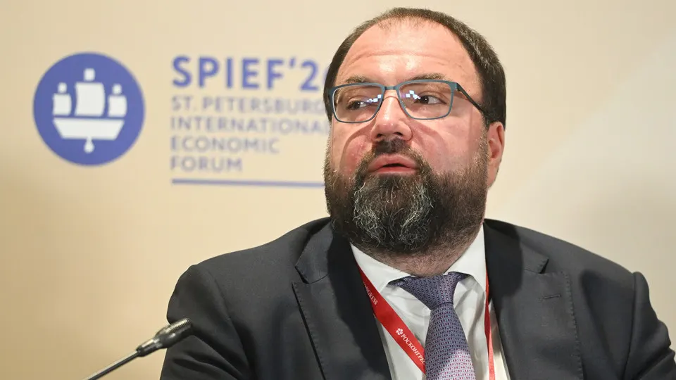 Глава Минцифры заявил о намерении внедрить механизмы возрастной идентификации на онлайн‑платформах. Обсуждаются варианты подтверждения через «Госуслуги», биометрию или документы, но эксперты предупреждают о рисках утечек персональных данных.