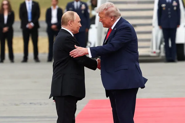 Президент заявил, что Москва готова вернуться к переговорам на основе договорённостей, достигнутых в Стамбуле весной 2022 года. Речь идёт о проекте мирного соглашения с ключевыми условиями по безопасности и статусу территорий.