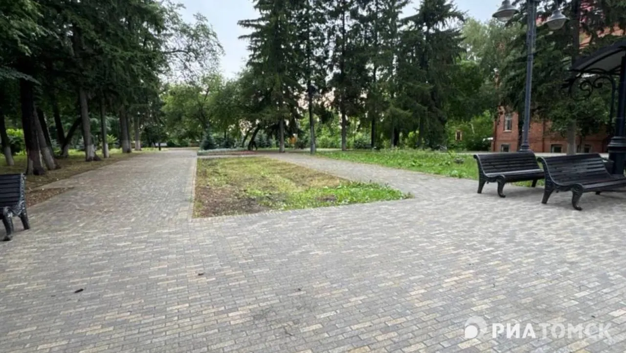 Ограждение убрали, часть дорожек и скамейки восстановили, но мемориальные камни, включая Камень скорби, пока не возвращены на место.