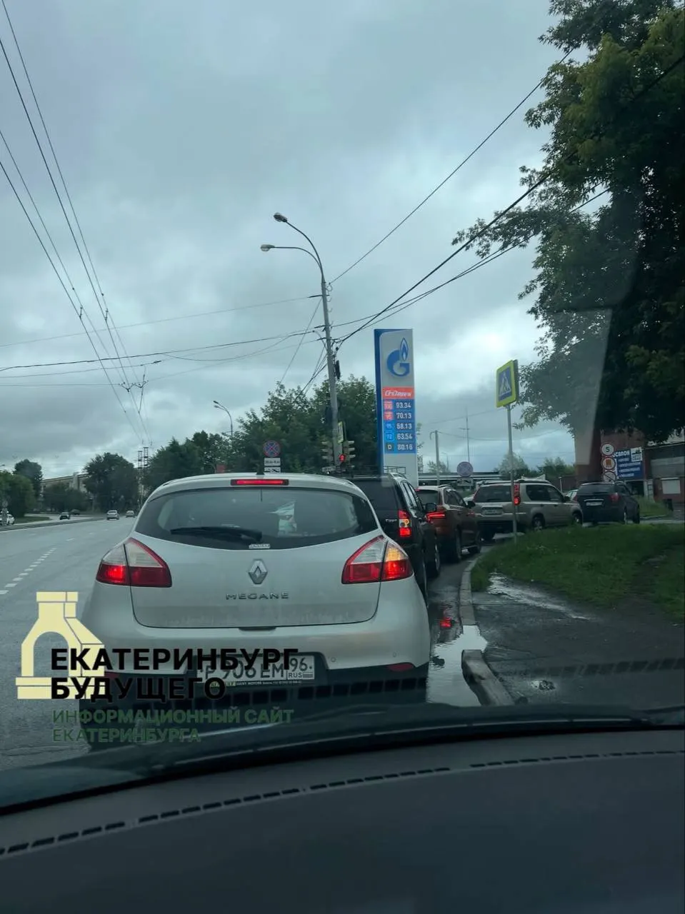 Президент подтвердил наличие проблем с поставками и пообещал рост производства, в то время как в регионах фиксируют очереди, дефицит отдельных марок и инциденты на заправках.