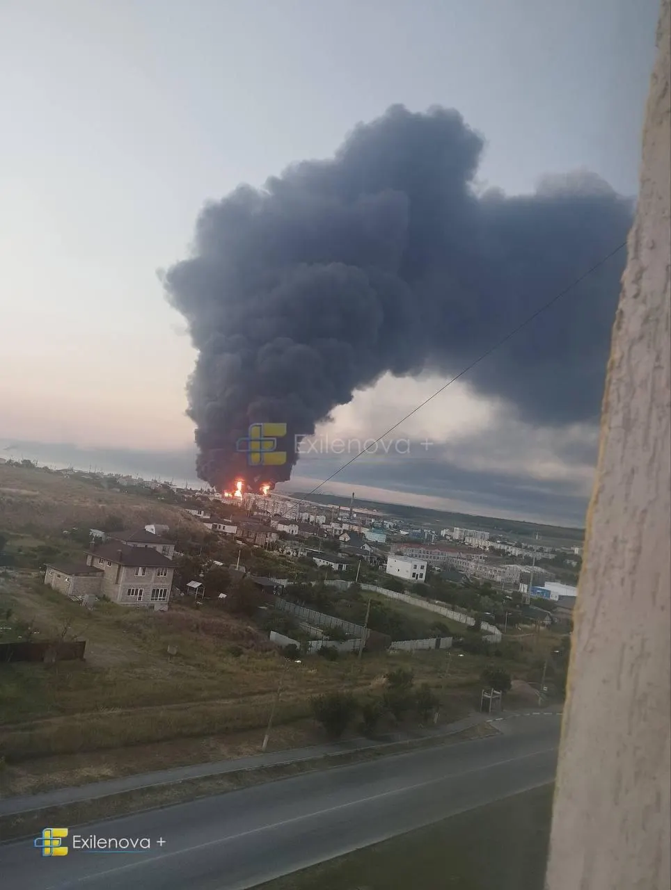 В результате удара беспилотников в районе Керченского пролива погибли несколько человек, есть раненые и госпитализированные; в порту и на терминале вспыхнули пожары, повреждены жилые дома и объекты инфраструктуры.
