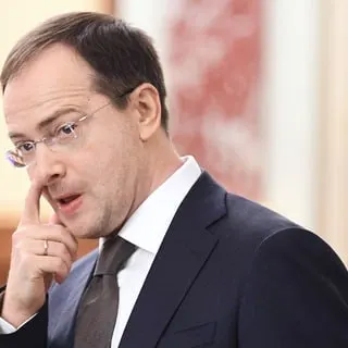 Помощник президента предложил закрепить за обучающимися на бюджете обязанность отрабатывать после вуза по распределению или всталять работодателя в роль оплачивающей стороны с правом контроля над программой обучения. Критики называют это возвращением к административным методам управления кадрами.