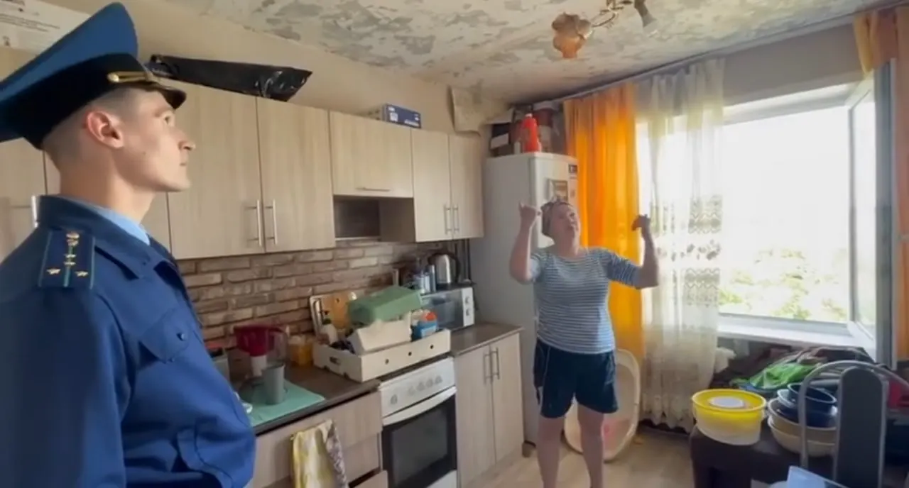 В многоквартирном доме в Садовом (Кетовский округ) течёт кровля, из‑за чего возникают протечки и аварийная проводка. Жильцов предлагают временно переселить в общежитие, имущество остаётся в квартирах. Генпрокуратура оценит работу управляющей компании и бездействие уполномоченных органов.