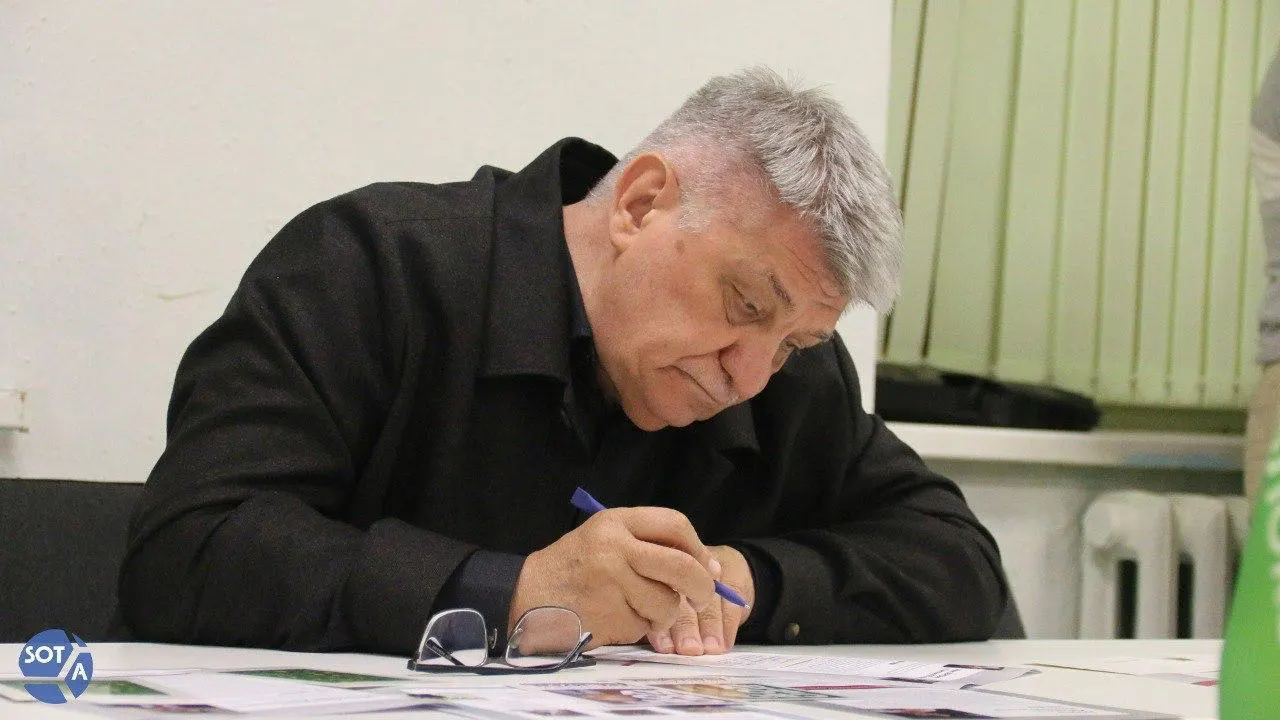 Кремль направил телеграмму с поздравлениями и оценкой вклада Сокурова в кинематограф. При этом в последние годы режиссер сталкивается с негласными ограничениями: его фильмы не получают прокатных удостоверений, а в январе 2026 года он был исключён из Совета по развитию кинематографии.