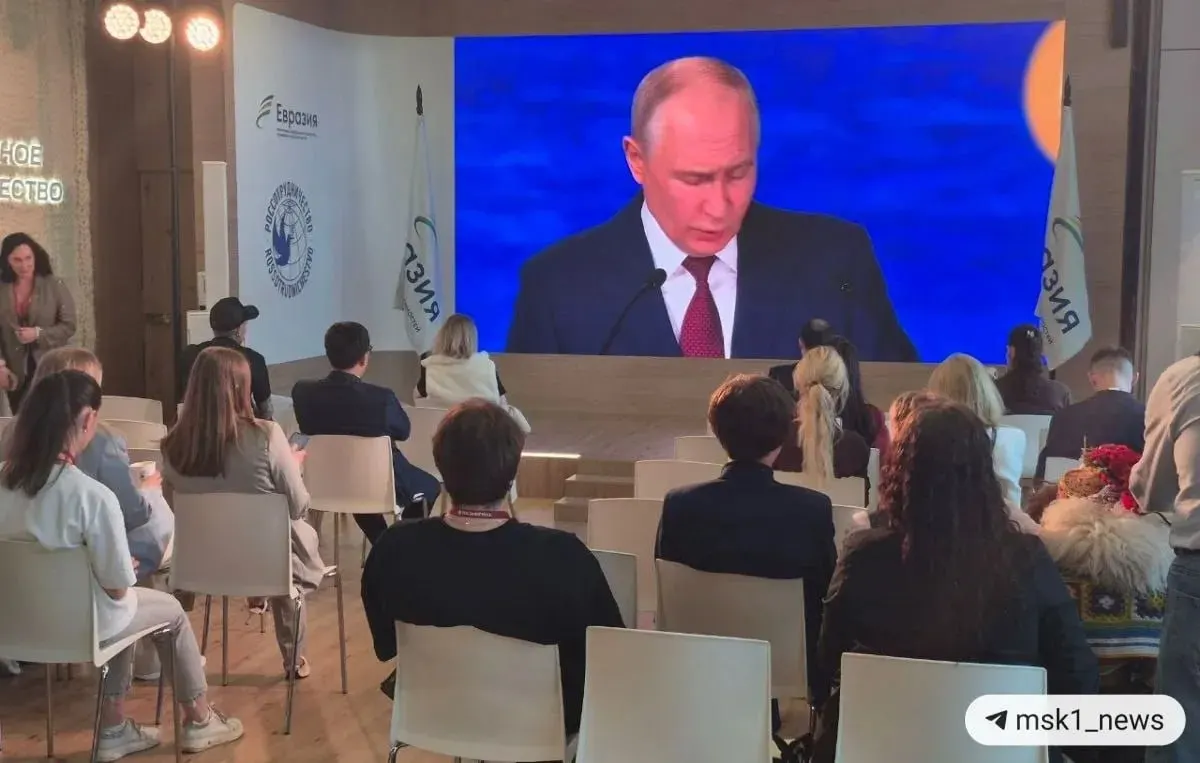 На ПМЭФ президент констатировал смещение экономического роста в пользу новых центров, отметил возросшую роль БРИКС и падение влияния западных стран, а также связал влияние санкций и замораживания резервов с колебаниями доллара и евро.