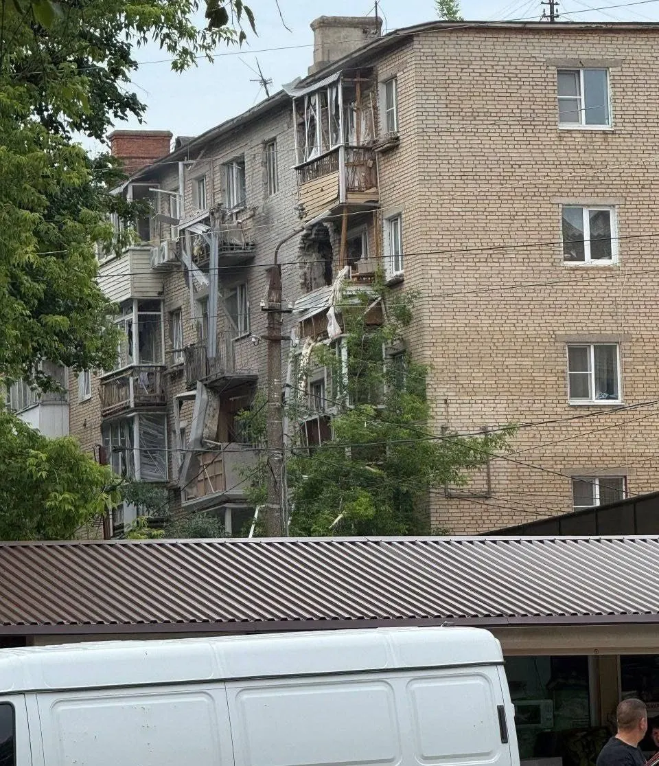 В Тульской области дрон столкнулся с многоэтажным домом в Щёкино. Жителей эвакуировали, предварительно пострадавших нет. По стране продолжаются перехваты сотен БПЛА.