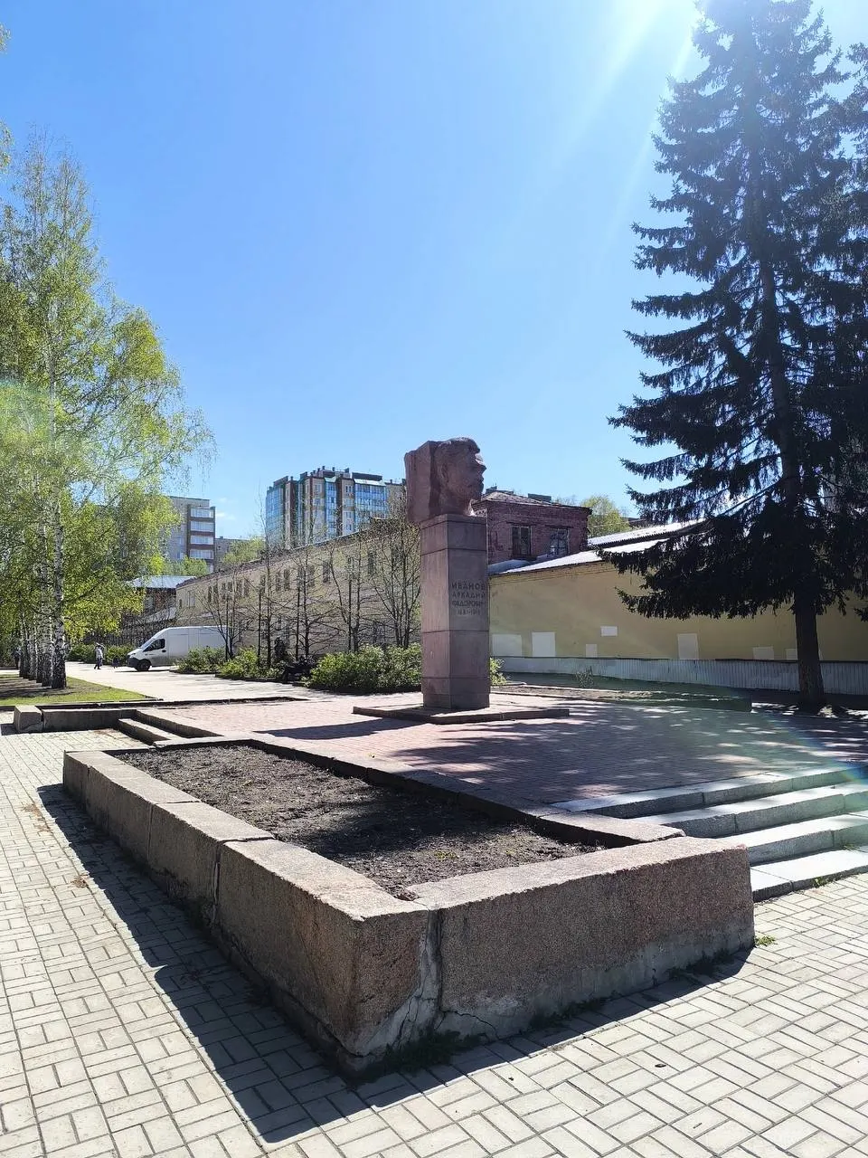 Новый цветник планируют обустроить возле памятника Аркадию Иванову у школы №32 на проспекте Ленина. Работы начнутся 25 июня, принять участие могут все желающие.