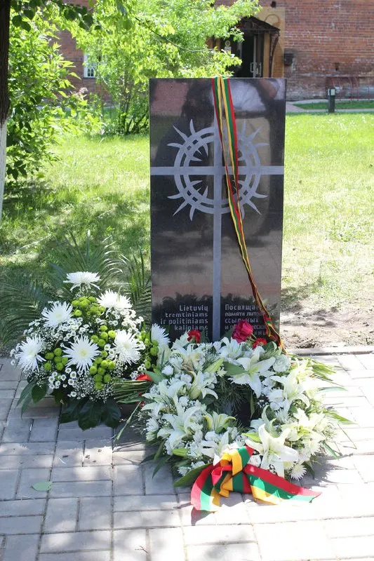 На заседании 26 июня депутаты отменили постановления 2011 и 2016 годов об установке мемориалов. Ранее демонтаж Камня скорби и других памятников объясняли оползнем, который мэрия не подтвердила.