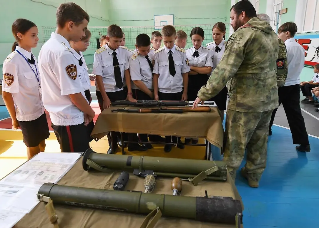 Российское военно-историческое общество предложило вовлекать учащихся в запись рассказов военных и волонтёров для школьных экспозиций и создания цифрового архива; инициативу, по данным организации, поддержало Минобрнауки.