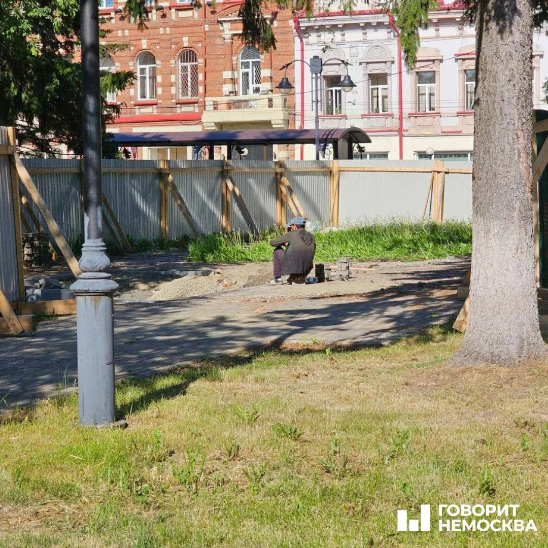 В огороженном Сквере Памяти рабочие уже стелят плитку — томичи считают, что памятники жертвам репрессий не вернут.