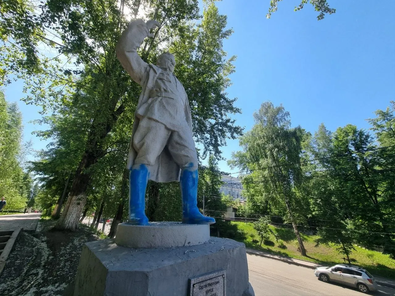 Выпускники Томского политехнического университета по старой традиции перекрасили сапоги памятника Сергею Кирову. В этом году они выбрали небесно-голубой цвет; рядом с памятником нет таблички о видеонаблюдении и видимых камер, а подобные действия квалифицируются как вандализм.