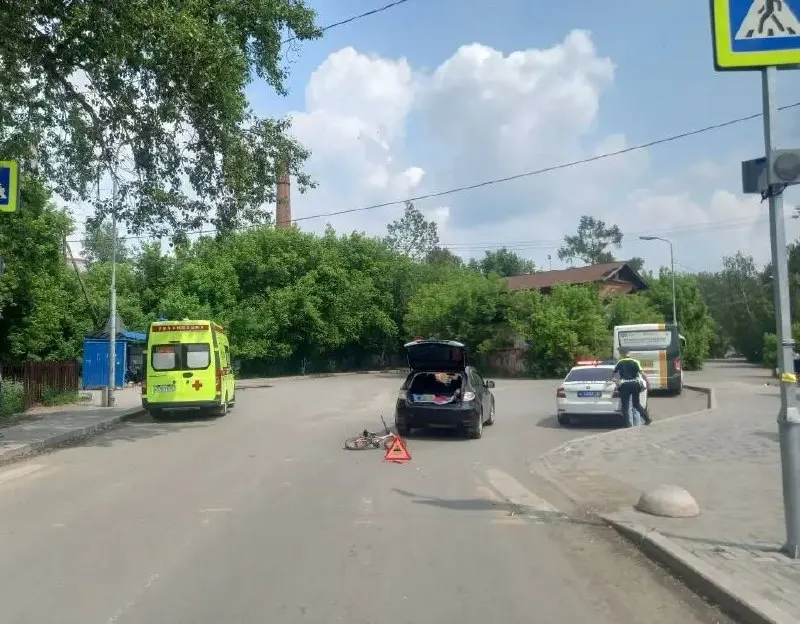 Днем 15 июня на нерегулируемом пешеходном переходе на улице Кутузова автомобиль сбил четырехлетнего ребенка. Мальчика госпитализировали, полиция просит очевидцев откликнуться.