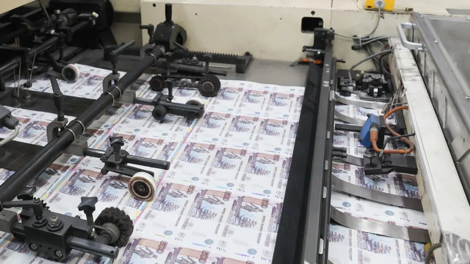 Банк России выдаёт банкам репо‑кредиты под залог ОФЗ, что превращает покупку госдолга в механизм покрытия дефицита бюджета — эксперты предупреждают о проинфляционном эффекте.