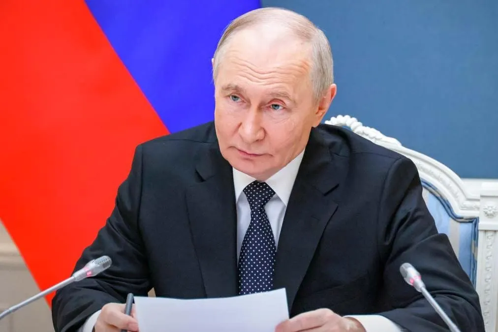 Указ расширяет действие поправок к указу №95 от 5 марта 2022 года: теперь при взаимоотношениях с иностранными кредиторами из стран, признанных Россией «недружественными», возможна приостановка выплат по банковским вкладам. Документ вступил в силу 1 июня 2026 года.