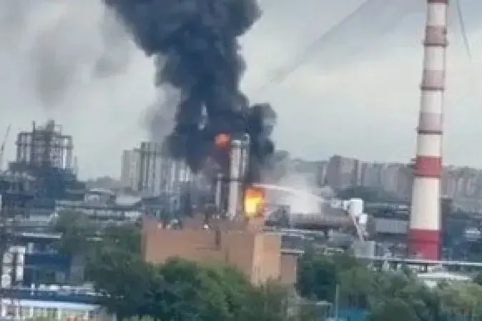 После попадания беспилотника в нефтеперерабатывающий завод в Капотне (Москва) предприятие приостановило работу; атаки дронов по НПЗ приводят к перебоям в переработке и ограничениям на продажу топлива.