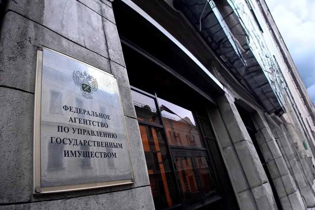 Новый закон отменяет ценовой порог и полугодовую паузу при повторных торгах — это позволит быстрее выставлять на продажу квартиры, переданные государству по решениям судов.