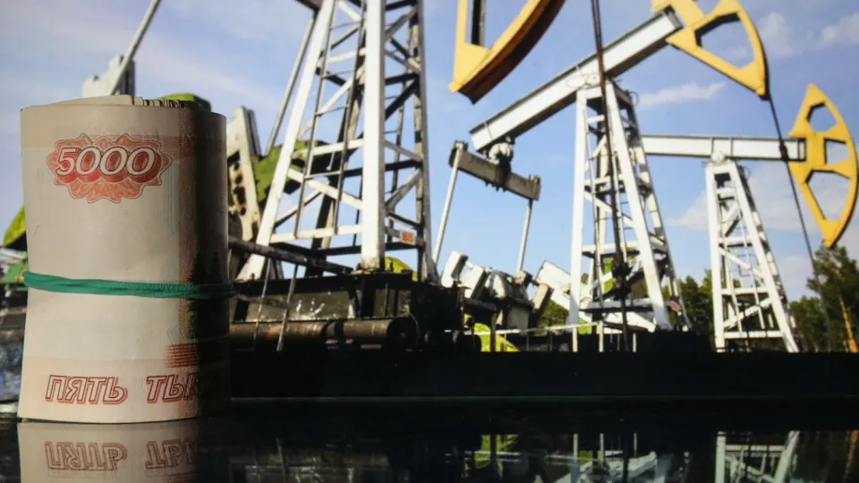 Несмотря на рост нефтегазовых доходов в мае, федеральный бюджет за четыре месяца показывает дефицит 5,8 трлн рублей. Минфин предлагает секвестр расходов, чтобы покрыть рост затрат, прежде всего на безопасность.