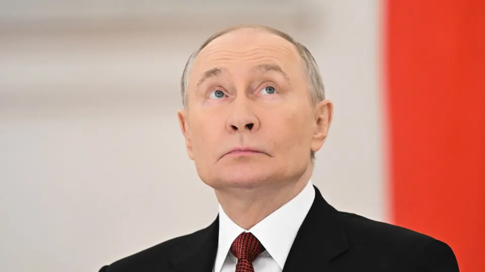 По одной из версий, решение может быть инициировано на первом заседании новой Думы: депутаты обратятся к президенту, а параллельно ведётся подготовка к массовому набору. Окончательного решения пока нет.