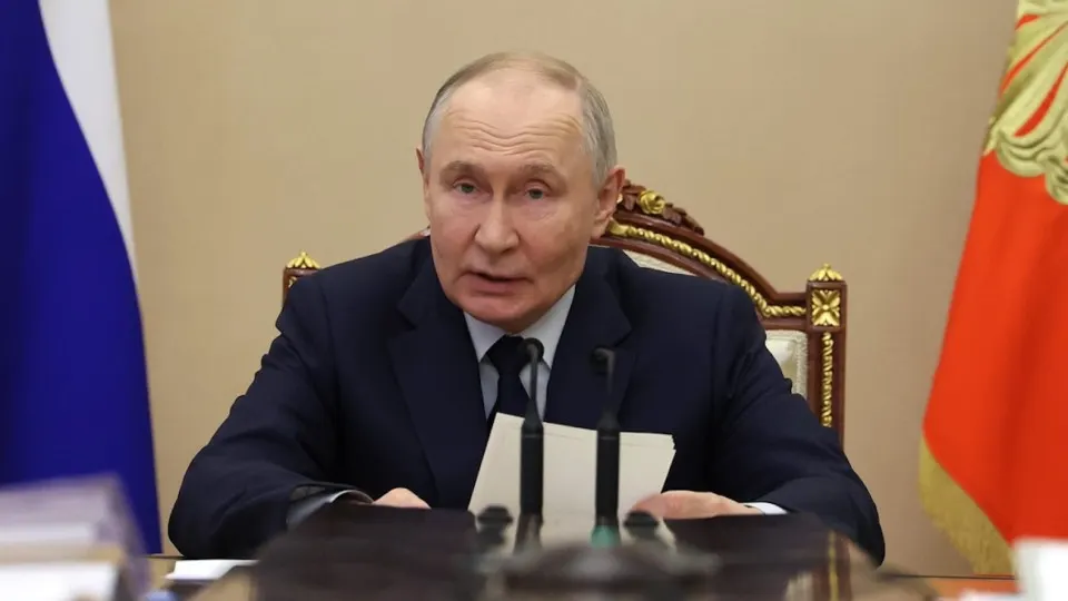 Президент заявил, что спад инвестиций объясняется макроэкономической сдержанностью и мерами властей; аналитики и компании называют причиной высокие ставки, снижение прибыли и внешние ограничения.