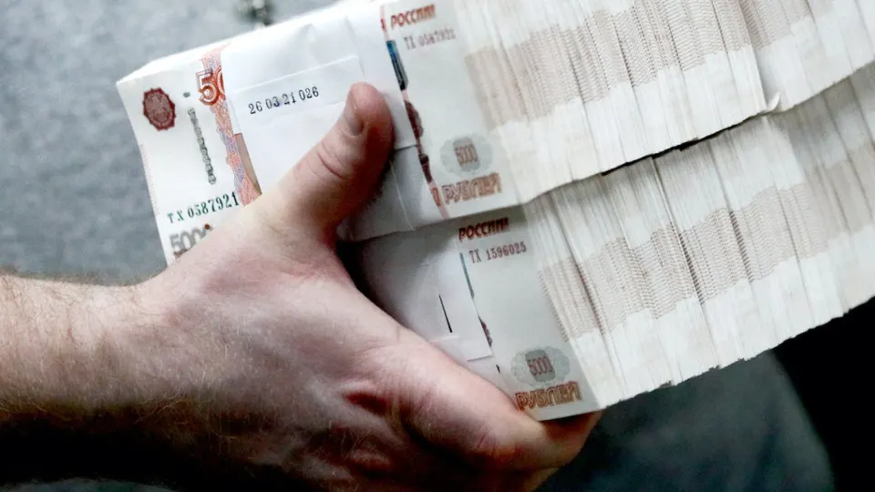 Банки отмечают массовый отток средств в «кэш»: наличных в обращении уже около 20 трлн руб. Центробанк ужесточил контроль за снятиями и внесениями наличных.