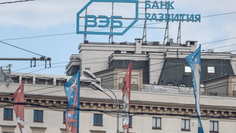 Ключевой государственный банк объявил план значительного сокращения расходов: в 2027 году бюджет будет уменьшен, а численность персонала — сокращена на 15%. Решение связано с «кредитным охлаждением» в экономике и директивами правительства.