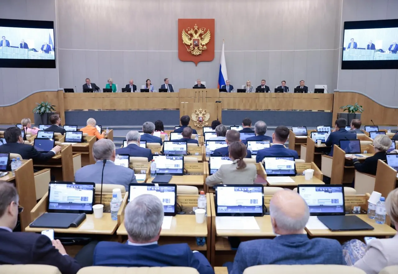 Анализ законодательной деятельности показывает: 84% правительских и 99% президентских инициатив проходят, тогда как депутатские проекты получают одобрение лишь примерно в четверти случаев.
