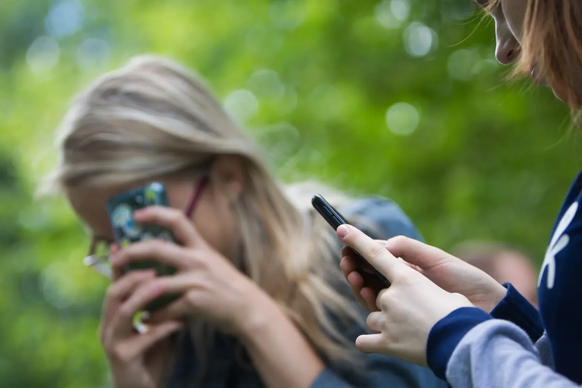 Родители смогут обозначать SIM‑карту как детскую — это позволит блокировать контент 18+, ограничивать входящие с международных номеров и бесплатно подключать сервисы родительского контроля для защиты от мошенников.