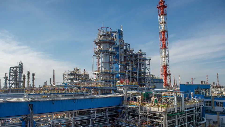 НПЗ в Салавате приостановил переработку нефти и газового конденсата с 14 июля после удара беспилотников; обе первичные установки повреждены, восстановление может занять недели или месяцы, а по стране уже фиксируются значительные сокращения выпуска нефтепродуктов.