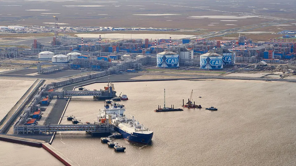 Перед вступлением в силу запретов на импорт российского газа европейские компании в первом полугодии рекордно увеличили закупки с проекта «Ямал СПГ», большая часть которого осталась в Европе.