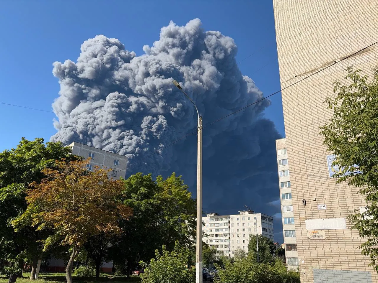 Ночью под обстрелы попали логистические центры в Тамбовской области и Московской области: в Котовске — семь погибших и 25 пострадавших, в Ногинске и Электростали — десятки раненых.