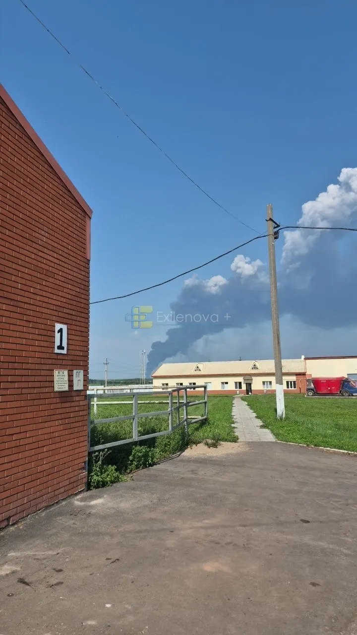 В результате ночных атак БПЛА по разным регионам России произошли пожары и повреждения объектов: в Воронежской области погиб ребёнок, есть пострадавшие и разрушения жилых домов; также сообщают о повреждениях энергетических и нефтеперерабатывающих объектов в других регионах.