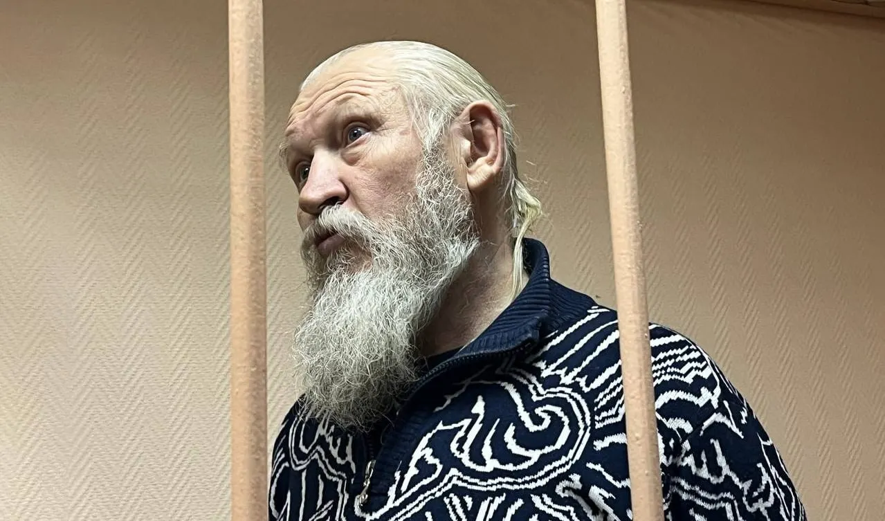В обновлённый перечень внесён Михаил Александрович Глущенко — бывший депутат от ЛДПР, ранее осуждённый за соучастие в организации убийства Галины Старовойтовой; в криминальной среде он известен как «Миша Хохол».