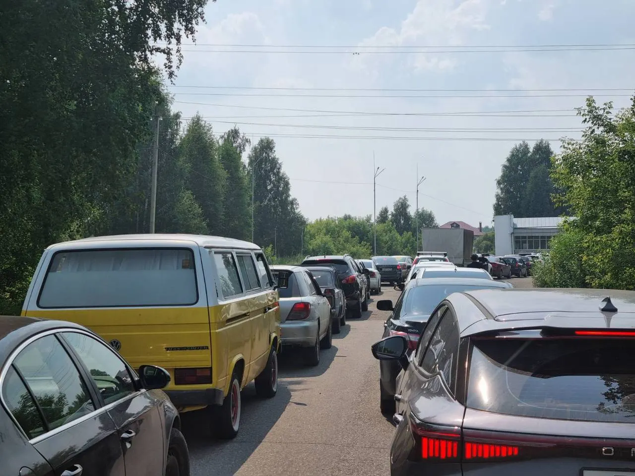 По словам мэра, высокий спрос на бензин был вызван паническими закупками, а временное закрытие ряда станций снизило очереди; перебои с топливом фиксируют и в районах области.