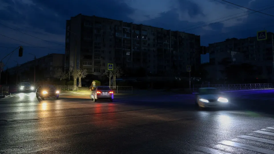 Из‑за дефицита бензина и роста цен в отдельных регионах ограничили работу общественного транспорта: сокращаются маршруты, увеличиваются интервалы и поднимаются цены на проезд. По стране также наблюдается падение переработки нефти и производства бензина.