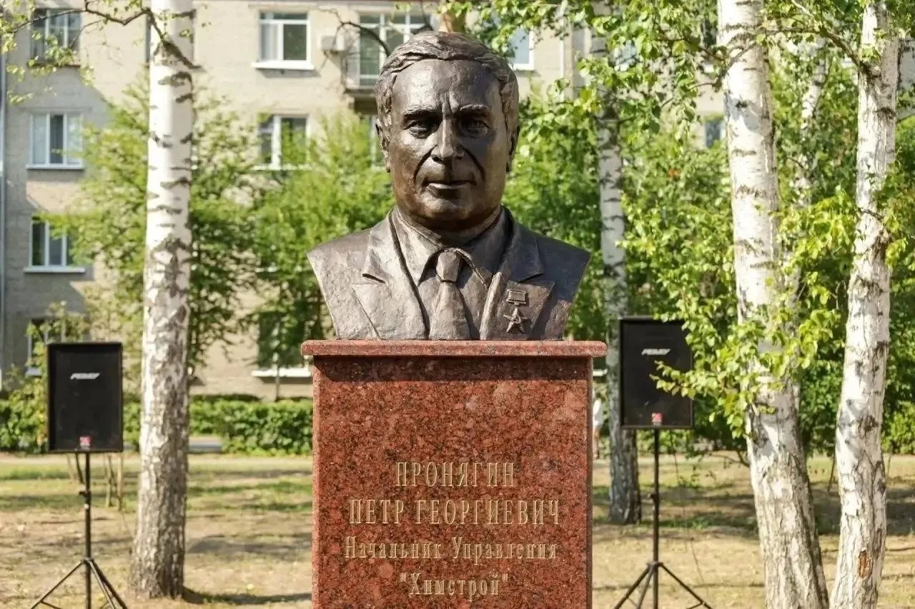 В Северске открылся сквер, названный в честь Петра Пронягина: установили бюст, проложили пешеходные дорожки и высадили деревья в рамках программы «Радиус доверия». В церемонии участвовали мэр, жители и ветераны «Химстроя».