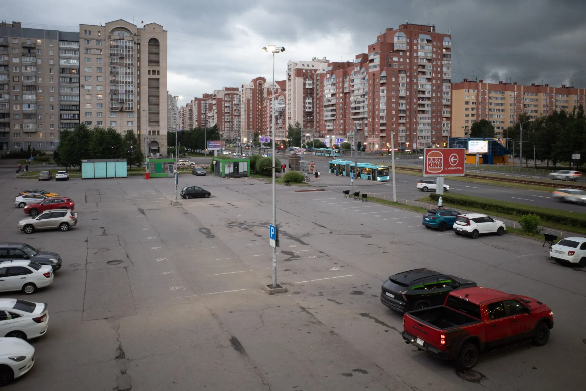 В Петербурге объявлен «жёлтый» уровень опасности, в городе прошёл ночной рейд в клубе; в Белгороде после удара по ТЭЦ остаются отключения воды и электроэнергии; также подписан закон о поддержке НПЗ, есть жертвы в Брянской области и траур в Иране.