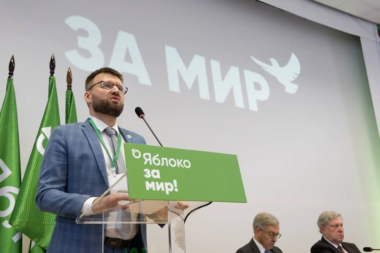 Ведомство сочло «политической деятельностью» поздравление от лидера партии, поездки в суд, возложение цветов и участие в акции с бумажными самолётиками. Дорохов назвал решение «кафкианским абсурдом».
