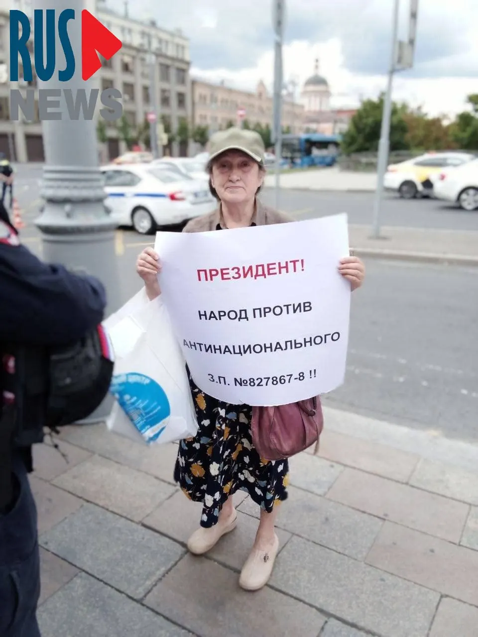 В столице задержали градозащитницу Наталью Шамину, которая в одиночном пикете выступала против законопроекта о передаче регионам права исключать памятники из Единого государственного реестра. Активисты предупреждают о риске массовых сносов в интересах застройщиков.