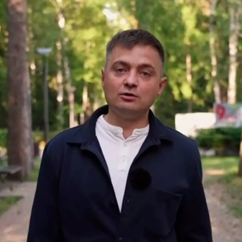 Александр Губин, выдвинутый по округу №19 в Северске, был задержан по делу о самовольном оставлении части (ст. 337 УК). После вмешательства депутатов его отпустили, но статус уголовного дела остаётся неизвестным.