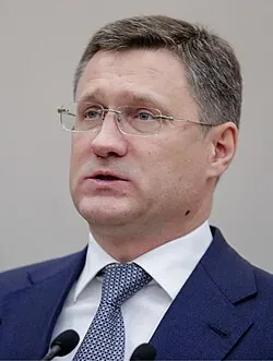 Вице‑премьер Александр Новак сообщил, что запрет на экспорт бензина будет продлён до конца года; ограничения на дизель отменят по мере восстановления рынка.
