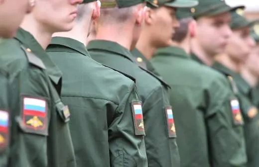 Депутаты поддержали инициативу, которая позволит направлять солдат‑срочников в пожарные подразделения МЧС для тушения пожаров и проведения аварийно‑спасательных работ из‑за нехватки кадров.