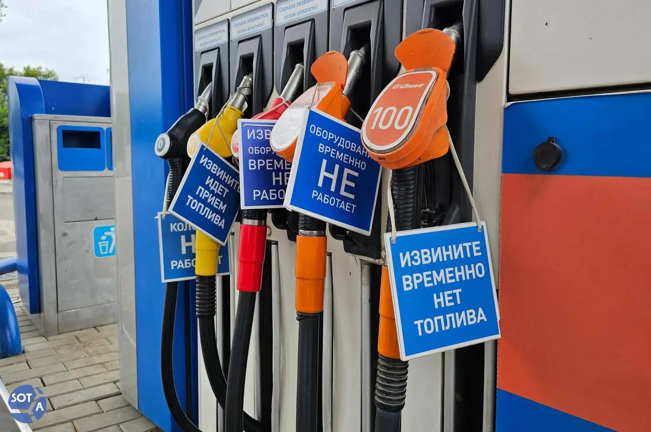 В начале июля медианные цены на топливо в России показали двузначный годовой рост. Эксперты называют причиной ремонт НПЗ, высокий сезонный спрос и локальные дефициты; значительного снижения цен в ближайшие недели ждать не стоит.
