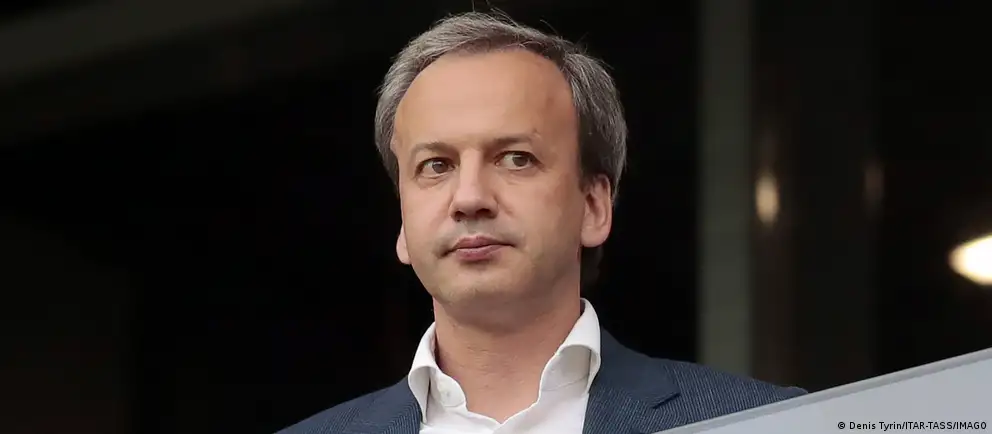 Аркадий Дворкович заявил, что будет обжаловать в суде своё внесение в санкционный список ЕС и до решения суда добровольно уходит с поста президента Международной шахматной федерации; обязанности временно исполнит Вишванатан Ананд.