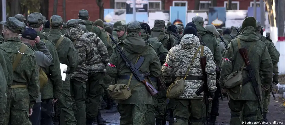 Заявления зарубежных и украинских источников и расследования ряда изданий говорят о подготовке расширенной мобилизации, тогда как российские власти опровергают эти утверждения. Разбираемся, какие признаки указывают на возможный призыв и насколько он необходим Вооружённым силам РФ.