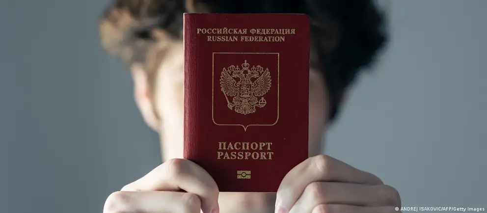 После возражений Франции и Италии Евросоюз предлагает ограничить запрет на краткосрочные визы только тем, кто непосредственно участвовал в боевых действиях в Украине; при этом расширяются гуманитарные и служебные исключения.