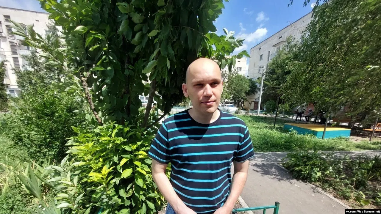 Правозащитную организацию «Крымская солидарность» включили в реестр, затем список расширили до 137 человек — среди них инвалид I группы Игорь Никитенко; включение в список влечёт за собой обязательную маркировку публикаций и риск штрафов или уголовного преследования.