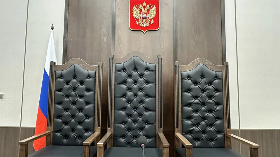Правительственная комиссия одобрила законопроект, позволяющий привлекать в аппараты судов студентов юридических вузов и выпускников со средним профессиональным юридическим образованием для должностей секретарей, консультантов и специалистов. Эксперты предупреждают о рисках текучести кадров и призывают улучшать условия труда и мотивацию.