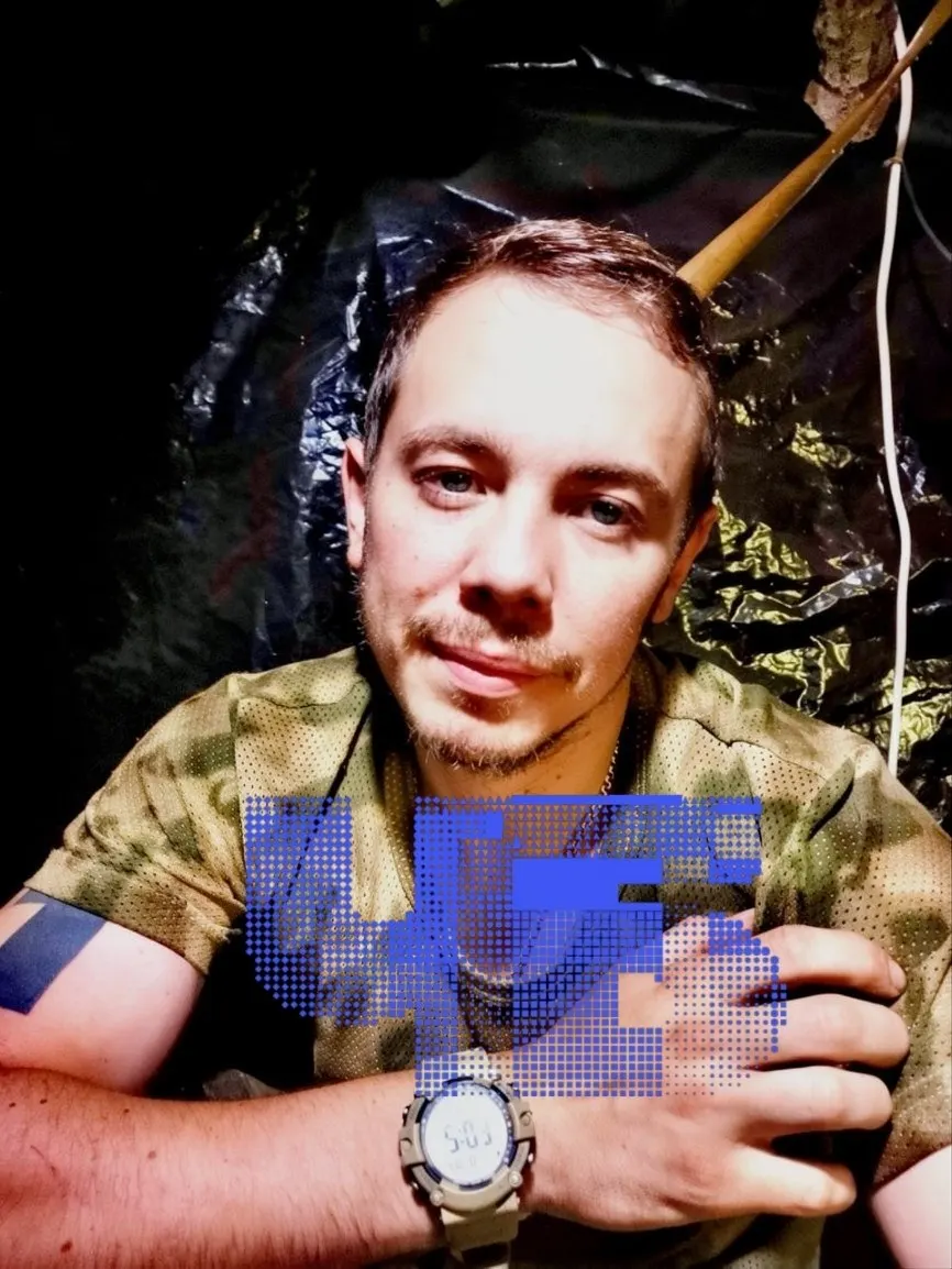 Отец погибшего моряка обвиняет военные ведомства и чиновников: сына похоронили тайно в Балтийске (Калининградская обл.), родителей не уведомили и лишили возможности проститься. Причину отец видит в законе, который дает право распоряжаться телом только «официальным» супругам.